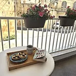 Cherry Blossom Courtyard-5min Walk To Centre Victoria