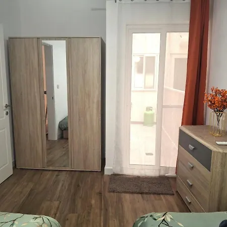 Cherry Blossom Courtyard-5min Walk To Centre Apartment Victoria