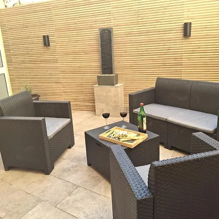 Apartment Cherry Blossom Courtyard-5min Walk To Centre Victoria