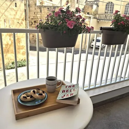 Cherry Blossom Courtyard-5min Walk To Centre Victoria