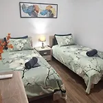Cherry Blossom Courtyard-5min Walk To Centre Apartament Victoria