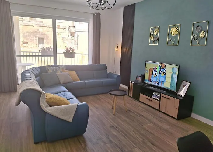 Cherry Blossom Courtyard-5min Walk To Centre Victoria