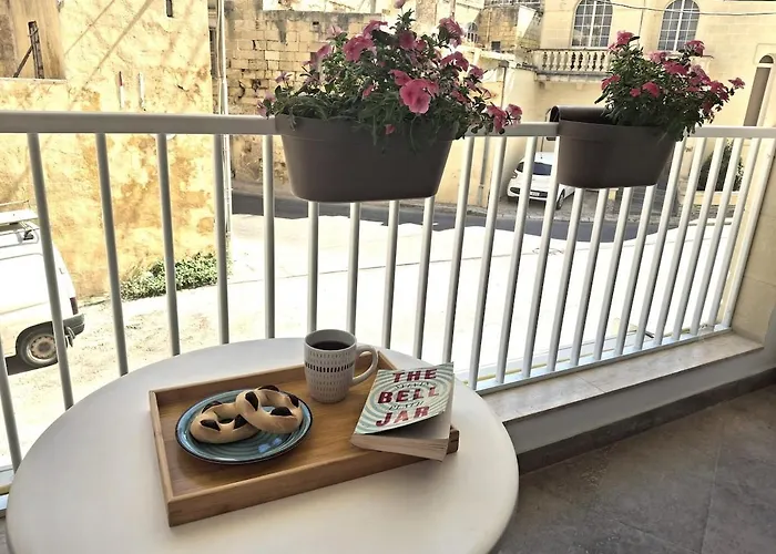 Cherry Blossom Courtyard-5min Walk To Centre Victoria